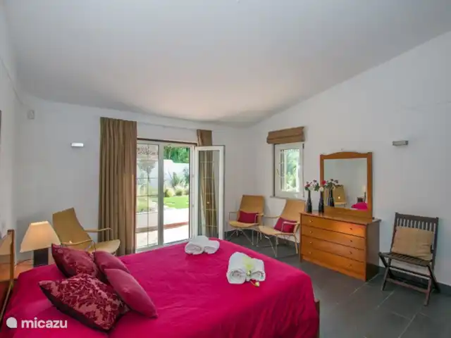 Casa comme Videiras | Portugal, Algarve, Carvoeiro - villa Chambre 1. Toutes les chambres ont un sol carrelé gris anthracite, des murs et des plafonds en plâtre, une commode et des armoires encastrées.