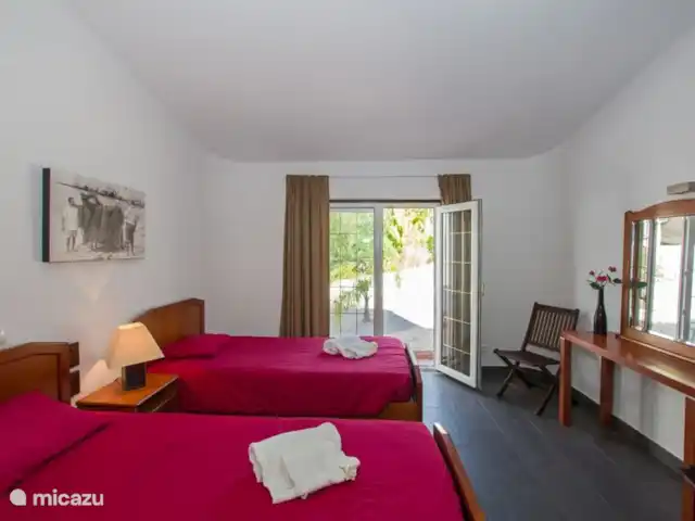 Casa comme Videiras | Portugal, Algarve, Carvoeiro - villa Chambre 2 avec portes françaises et 2 lits simples.