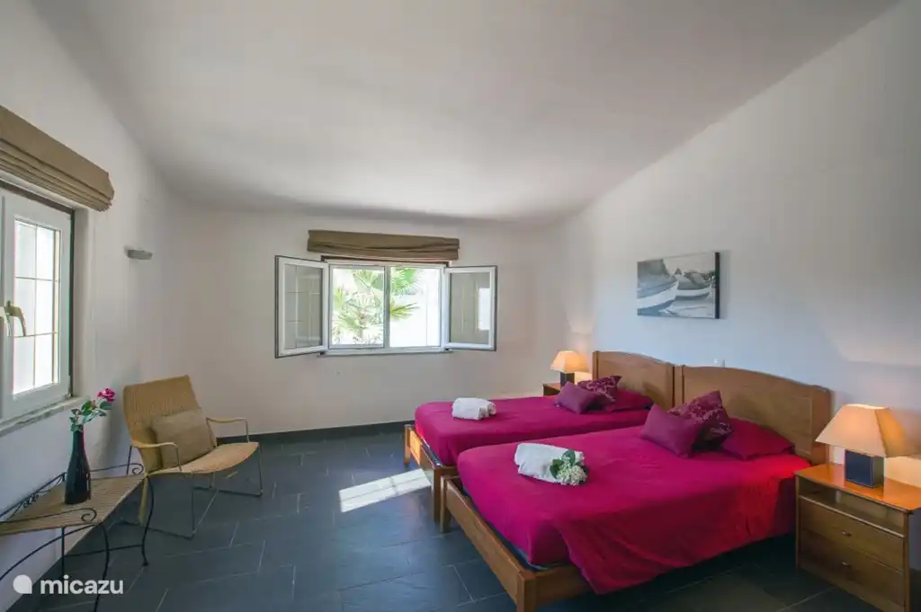 Schlafzimmer 3 (vorne) mit zwei Einzelbetten.