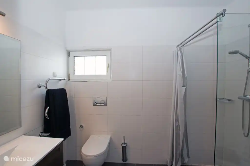 Badezimmer 1. Alle Badezimmer sind mit weißen Fliesen (30 x 60 cm), weiß Armaturen im Badezimmer und einem anthrazitgrau Fliesenboden ausgestattet. Das Bad hat eine Dusche, Bidet, WC und Waschbecken