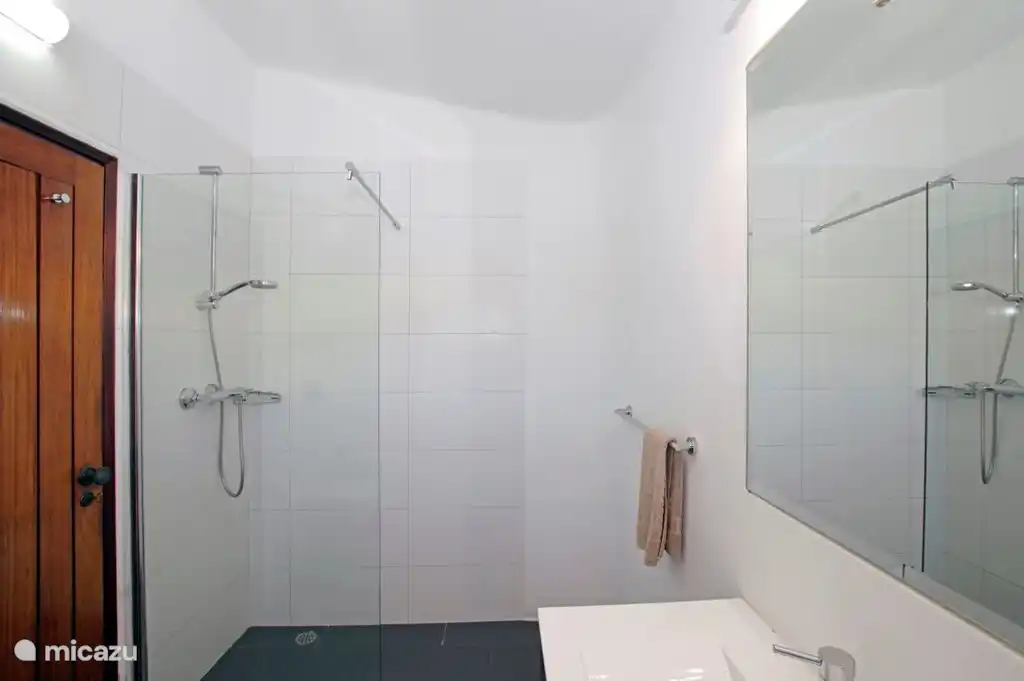 Foto 2 Badezimmer eins..