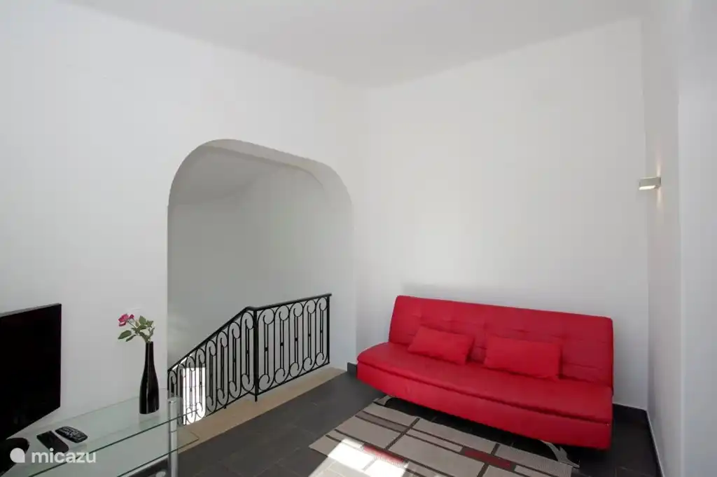 Geräumige Landung auf der 1. Etage. Hier ist ein Sofa / Bett (140x190 cm) mit Türen zum DachterrasseDakterras und Sitzsäcken und einem Schrank mit Sat-TV. Schöner Ort für die Kinder, um fernzusehen.