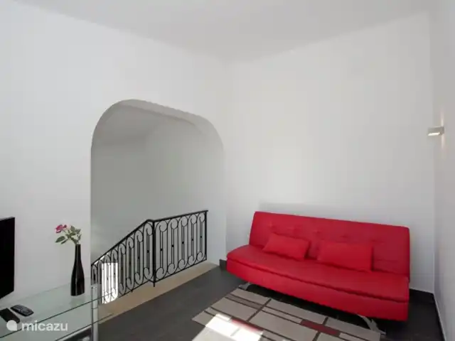 Casa comme Videiras | Portugal, Algarve, Carvoeiro - villa Palier spacieux au 1er étage. Ici vous trouverez le canapé-lit (140x190 cm.) avec des portes-fenêtres donnant sur la terrasse sur le toit, un pouf et un meuble de télévision avec télévision par satellite. Bel endroit pour que les enfants regardent la télévision.