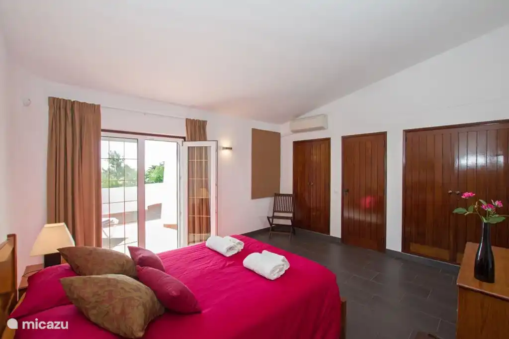 Vierte Schlafzimmer mit Terrassentüren zur Terrasse. Dies ist eigentlich die schönsten Zimmer des Hauses, wie Sie sehen können haben eine großartige Aussicht von der Dachterrasse auf die Umwelt und in der Ferne sogar das Meer.