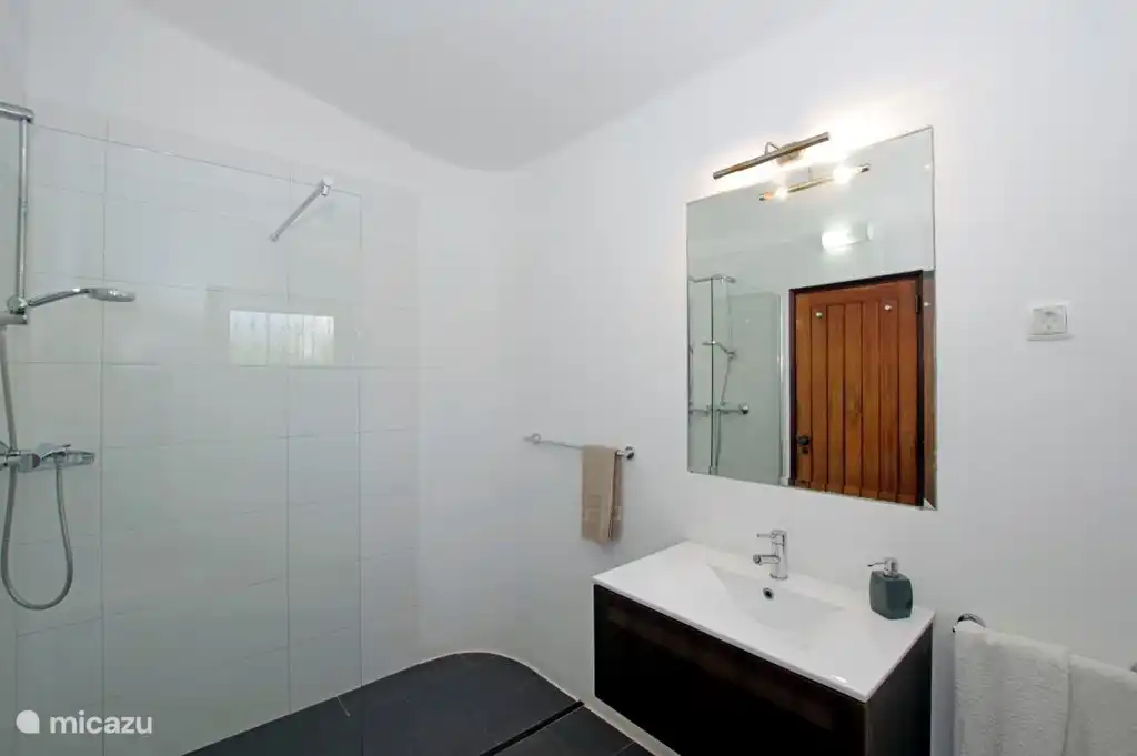 3 Badezimmer, neben dem Schlafzimmer 4. Das Bad hat eine Dusche, WC und Waschbecken.