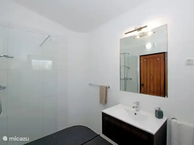 Casa comme Videiras | Portugal, Algarve, Carvoeiro - villa Salle de bain 3, adjacente à la chambre 4. Cette salle de bain a une douche, des toilettes et un lavabo.