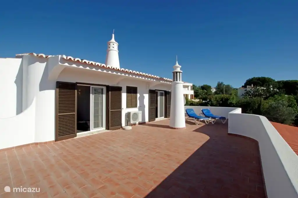 Dachterrasse mit fantastischem Blick auf die Umgebung, wo Sie auch das Meer sehen. Auch ein schöner Ort, um in voller Privatsphäre zu sonnen. Die Dachterrasse ist sowohl aus dem Flur und 4 Schlafzimmer.