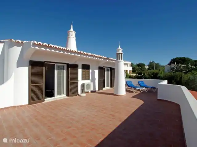 Casa comme Videiras | Portugal, Algarve, Carvoeiro - villa Terrasse sur le toit avec une vue fantastique sur la région, où vous pouvez même voir la mer. Aussi un bel endroit pour bronzer en toute intimité. La terrasse sur le toit est accessible depuis le palier et la chambre 4.