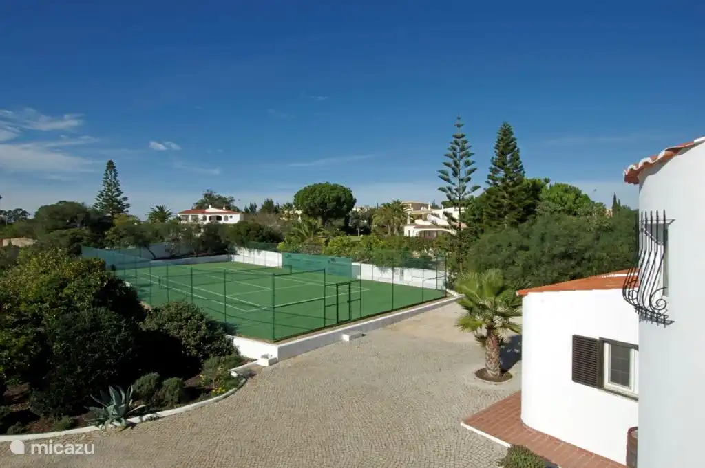 Blick vom Dach des vorderen Garten und Tennisplatz. In diesem Kurs sind bereits viele Wettbewerbe unter den Gästen gespielt!