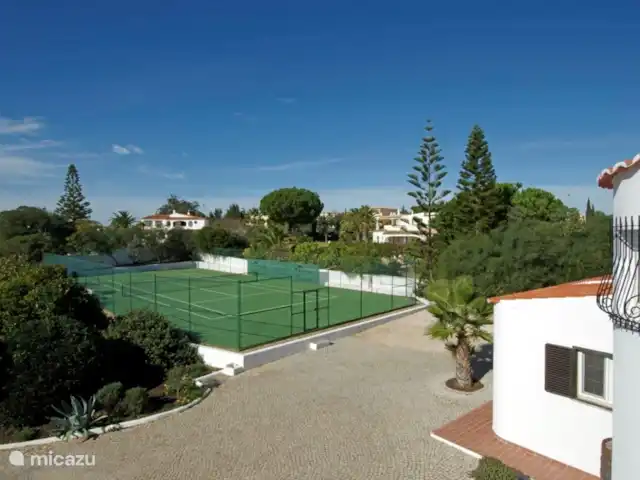Casa comme Videiras | Portugal, Algarve, Carvoeiro - villa Vue depuis la terrasse sur le toit sur le jardin de devant et le court de tennis. De nombreuses compétitions entre les invités se sont jouées sur ce parcours !