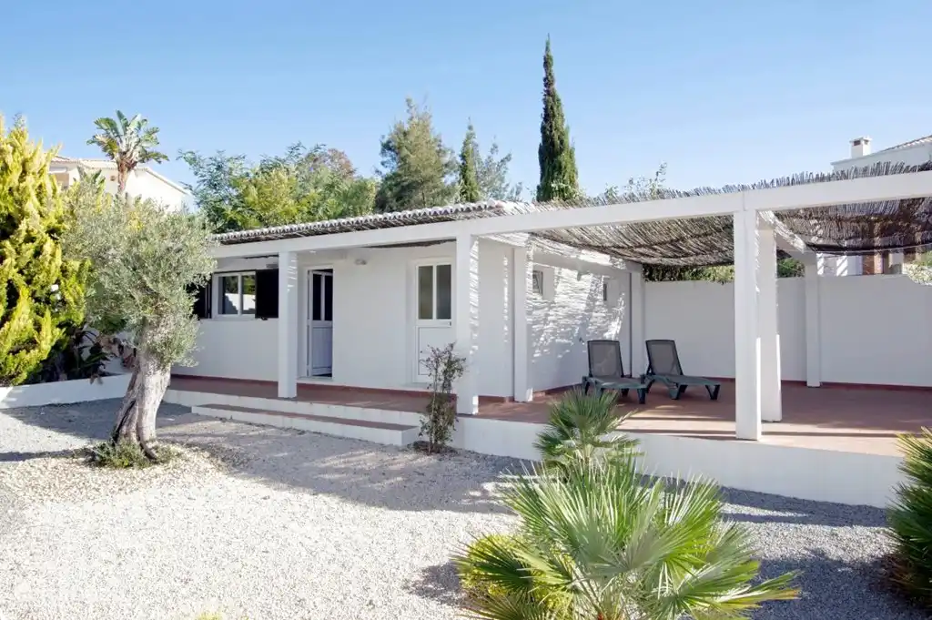 Das Gästehaus befindet sich an einer der Ecken des Gartens, die auch Ruhe und Privatsphäre. Ideal (Schlaf) Platz für Eltern oder Großeltern