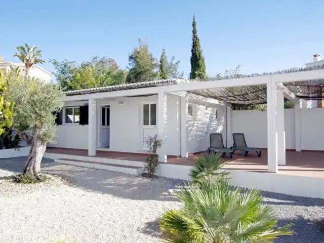 Casa comme Videiras | Portugal, Algarve, Carvoeiro - villa La maison d'hôtes est située sur l'un des coins du jardin, de sorte que la paix et l'intimité sont également garanties ici.
Lieu (de couchage) idéal pour les parents ou les grands-parents
