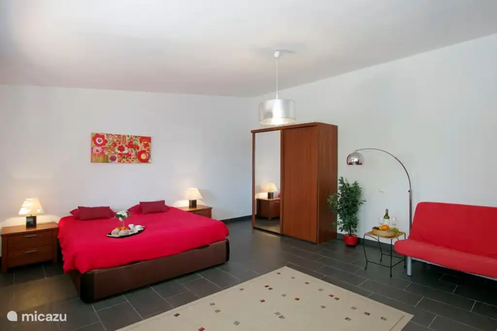 Sleeping Gästehaus mit Doppelbett und Kleiderschrank und ein Sofa / Bett (140 x 190 cm.)