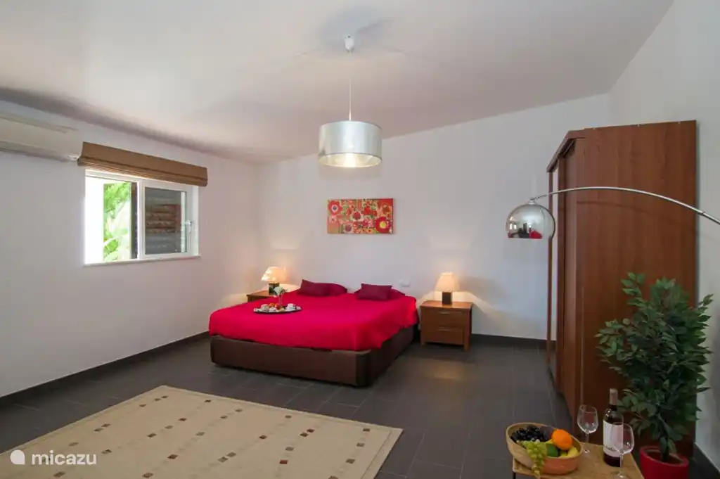 Guesthouse ist gemütlich eingerichtet und mit Klimaanlage und Satelliten-TV ausgestattet.