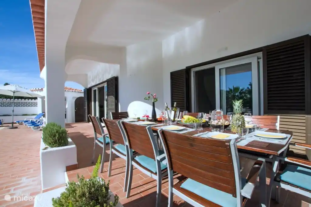 Überdachte Terrasse mit 10-Sitzer Esstisch, die für 6-8 Personen geschoben werden kann.