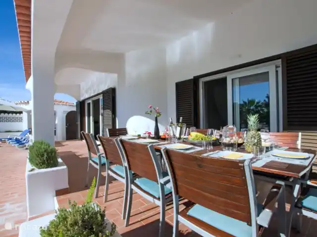 Casa comme Videiras | Portugal, Algarve, Carvoeiro - villa Terrasse couverte avec table à manger 10 places, escamotable pour 6-8 personnes.