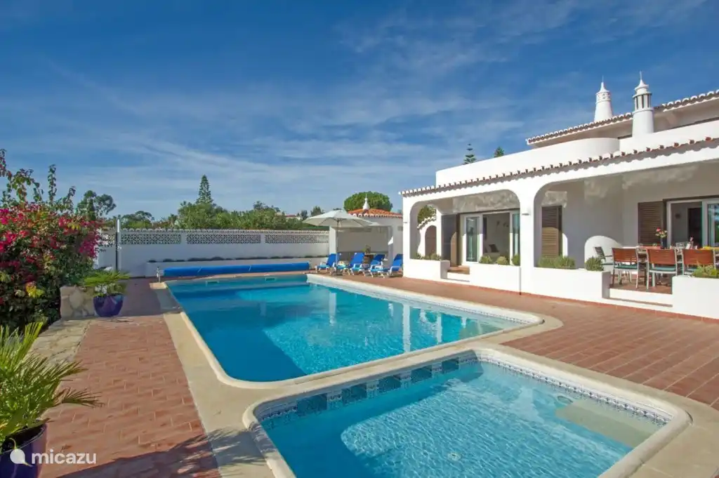 Das Schwimmbad (5,25 x 10/25) verfügt über eine Steintreppe und LED-Beleuchtung. Die Tiefe beträgt 1,20 bis 2,20 Meter. In direkter Anbindung an ein kleines Planschbecken (50 cm. Tiefe). Auf Anfrage (gegen Gebühr) kann der Pool beheizt werden.
