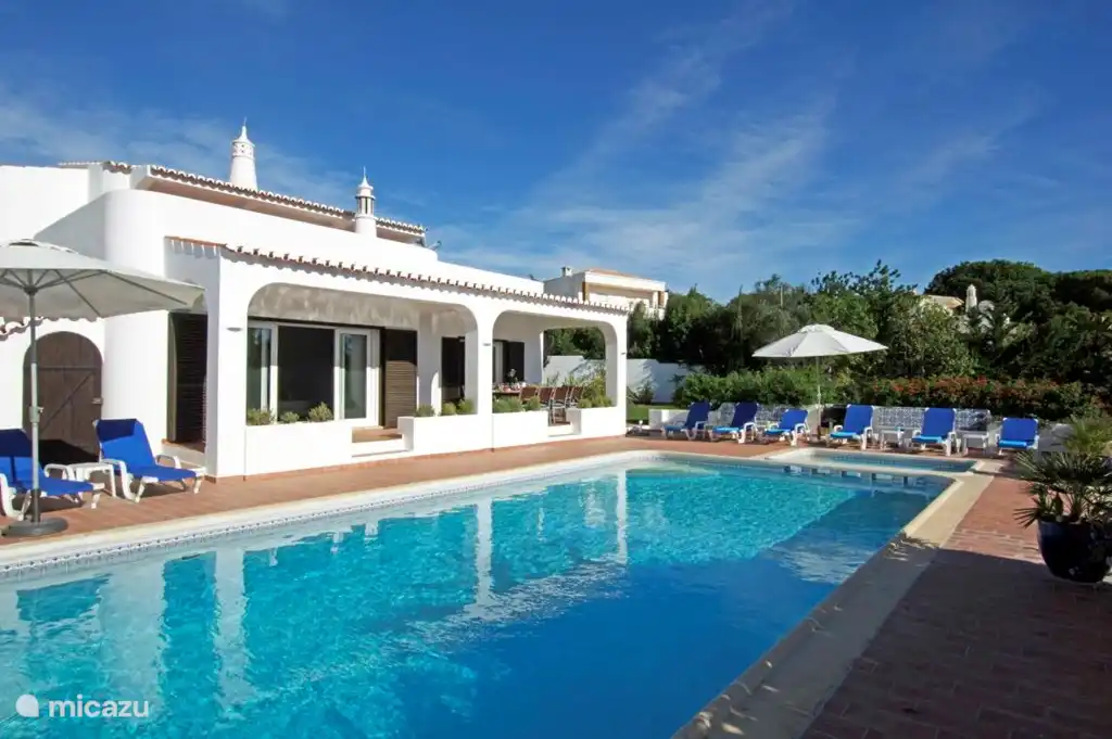 Schönes Schwimmbad von der Terrasse. Rechts von der Liege am Pool, um sich abzukühlen.