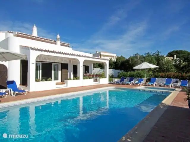 Casa comme Videiras | Portugal, Algarve, Carvoeiro - villa Belle piscine sur la terrasse. Directement du transat dans la piscine pour se rafraîchir.