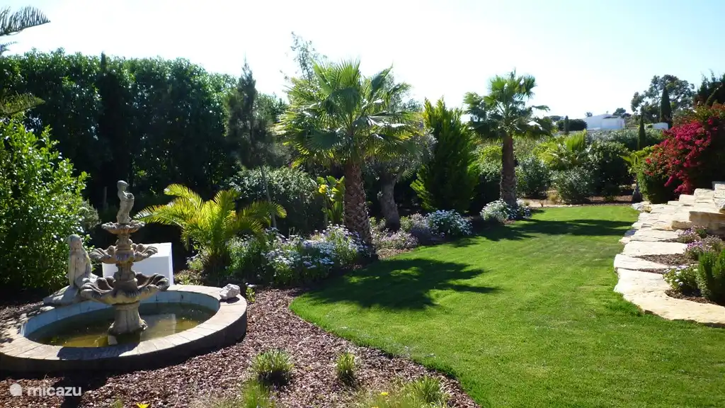 2009 wurde der Garten weitgehend neu gestaltet, so dass der Garten nun mit einer großen Vielfalt an Bäumen, Pflanzen und Sträuchern bepflanzt ist, darunter viele Obstbäume, Palmen und Olivenbäume. 2015 wurde der Rasen erneuert und ein Brunnen gegraben, damit man jede Nacht gießen kann