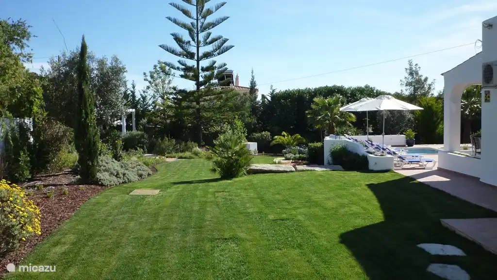 Blick auf den Garten von der Terrasse des Gästehauses.