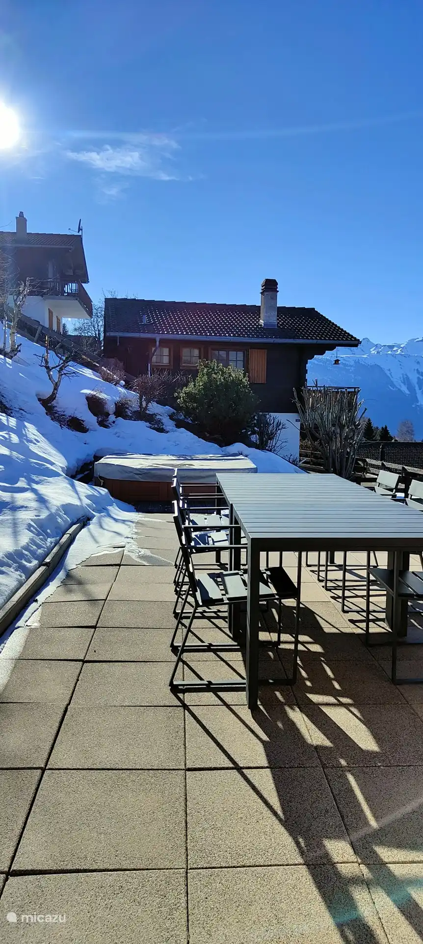Table à manger spacieuse dans le jardin