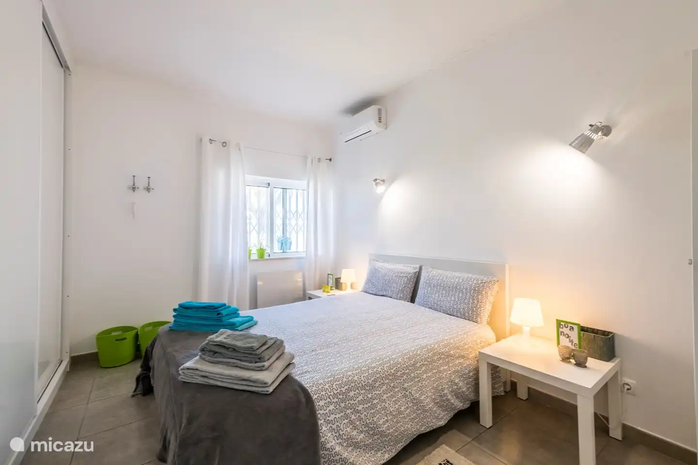 das Schlafzimmer mit einem bequemen Doppelbett (200x160cm)