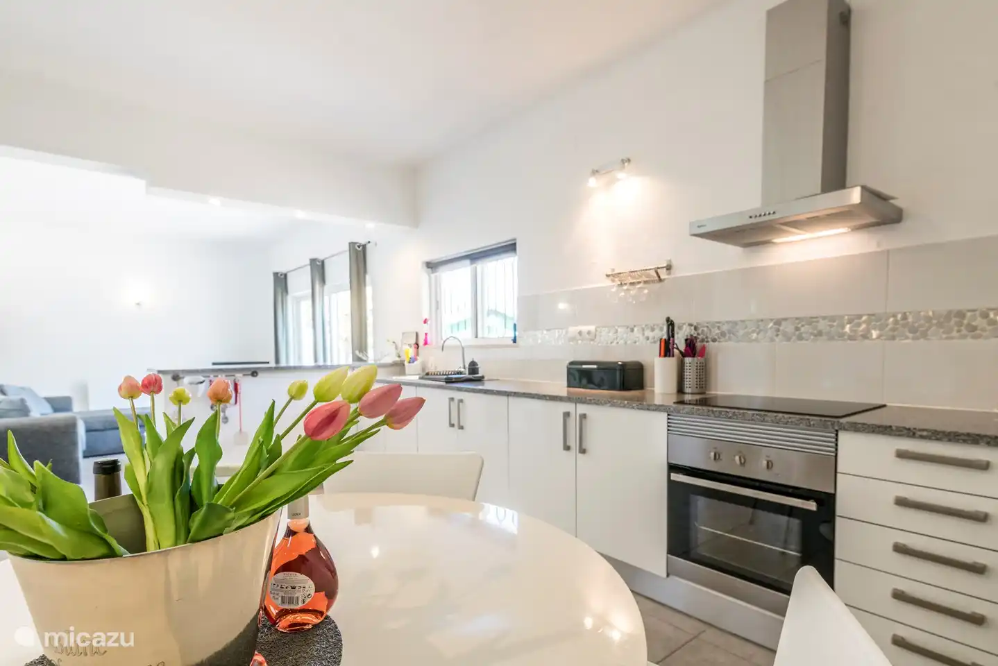 unsere Küche mit Elektroherd (Cerankochfeld und Umluftofen)