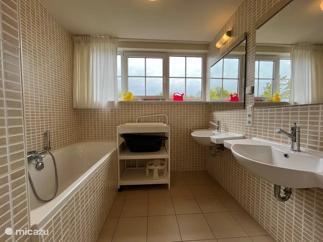 bathroom 3 on the 1st floor with bath