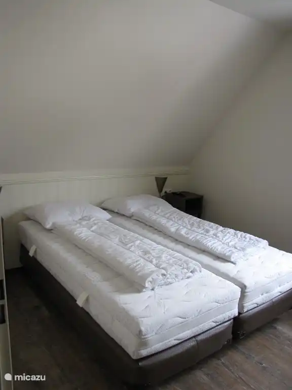 bedroom 1st floor 2 x single beds 80 x 200