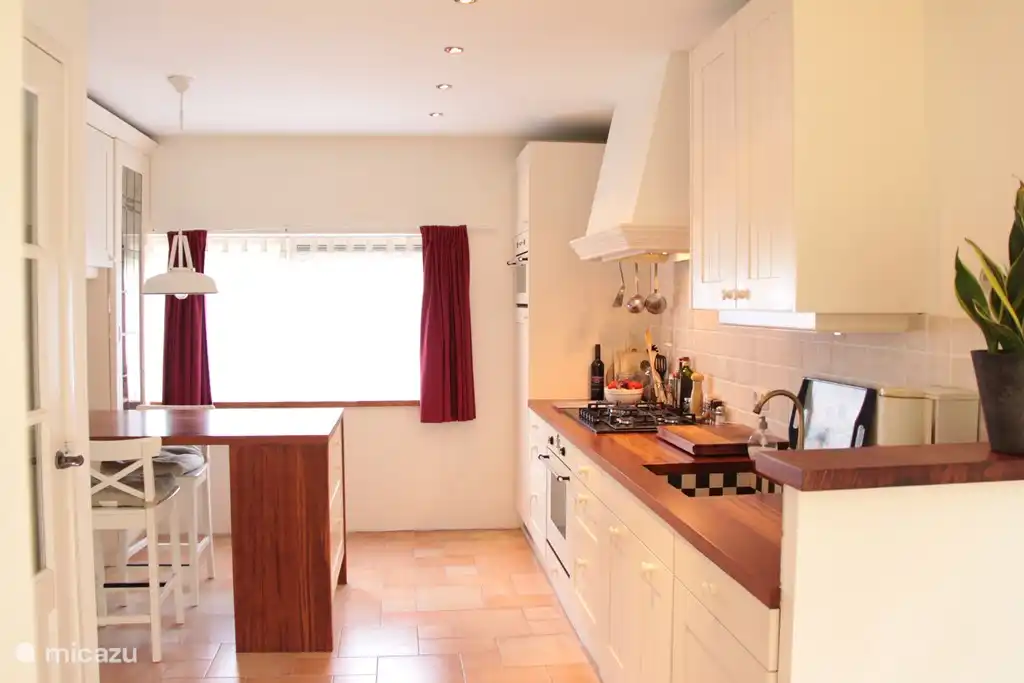 ... Mit Kühlschrank, Geschirrspüler, Backofen, Mikrowelle und 5-Flammen-Herd ein perfekter Ort zum Kochen!