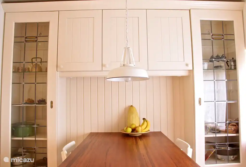 Wir haben diese Schranktüren aus alten Türen ensuite gemacht.