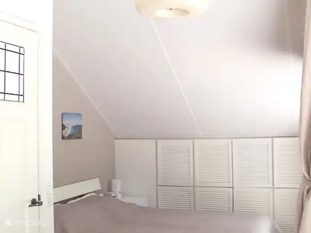 Villa forestière 'De Veenhof' | Pays-Bas, Overijssel, Holten - maison de vacances Chambre avec un lit double confortable, TV et vue sur la forêt.