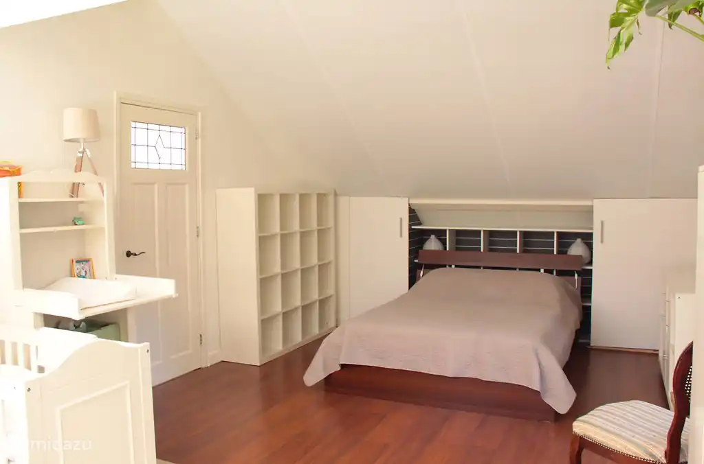 Zweitens sehr geräumiges Schlafzimmer mit Doppelbett, Sofa, Babybett & Kommode und viel Stauraum.