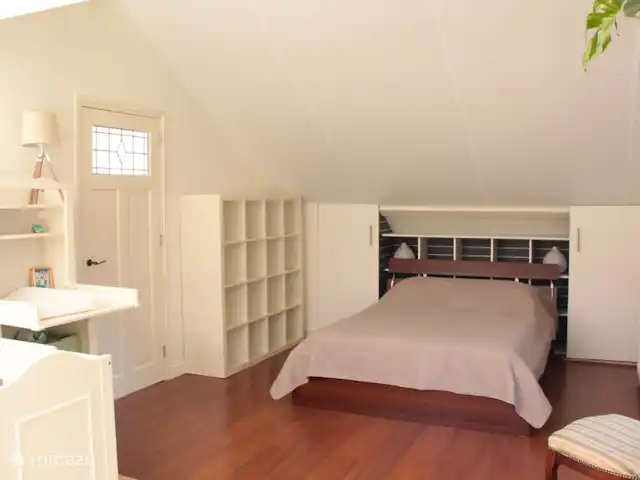 Villa forestière 'De Veenhof' | Pays-Bas, Overijssel, Holten - maison de vacances Deuxième chambre très spacieuse avec lit double, canapé, lit bébé et commode et beaucoup d'espace de rangement.