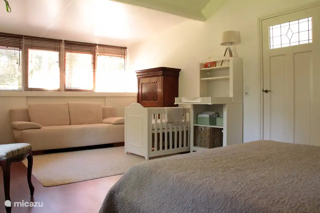 Ein helles, geräumiges Zimmer mit einer bequemen Couch zum Entspannen bei einem guten Buch oder einer guten Zeitschrift.