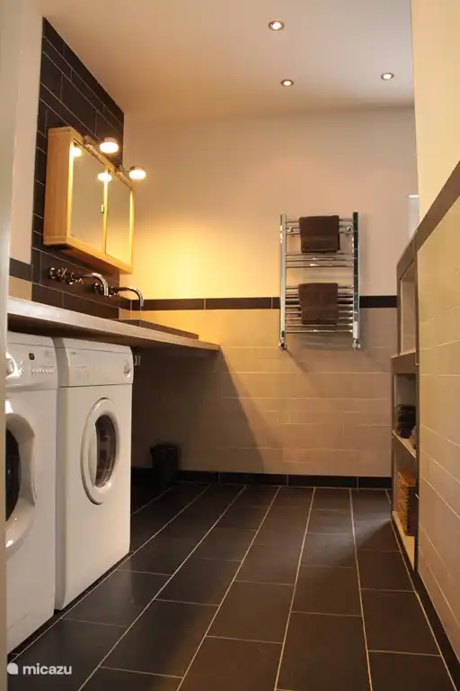 Die helle und geräumige Badezimmer mit zwei Waschbecken und Fußbodenheizung.