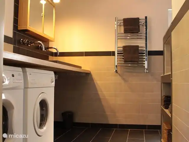 Villa forestière 'De Veenhof' | Pays-Bas, Overijssel, Holten - maison de vacances La salle de bain lumineuse et spacieuse avec double vasque et chauffage au sol.