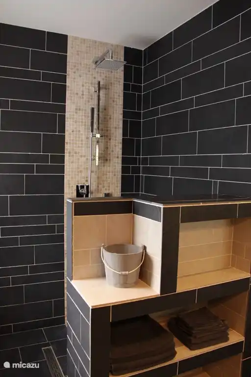 Geräumige Dusche mit Groß & Handbrause.