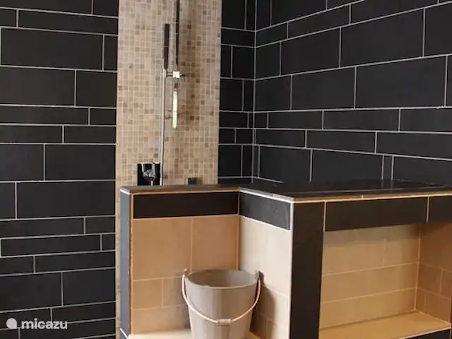 Villa forestière 'De Veenhof' | Pays-Bas, Overijssel, Holten - maison de vacances Douche spacieuse à l'italienne avec douche pluie et douchette.