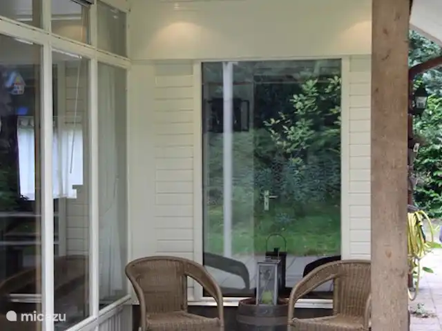 Villa forestière 'De Veenhof' | Pays-Bas, Overijssel, Holten - maison de vacances De nombreux coins salons autour de la maison.