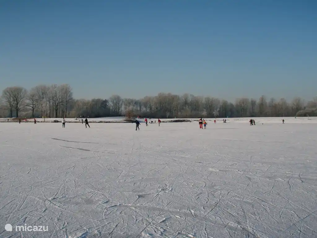 In der Hoffnung auf einen harten Winter: es ist wunderbar, Schlittschuhlaufen auf Freizeitsee Bussloo (± 20 km) oder die Eisbahn in Holten