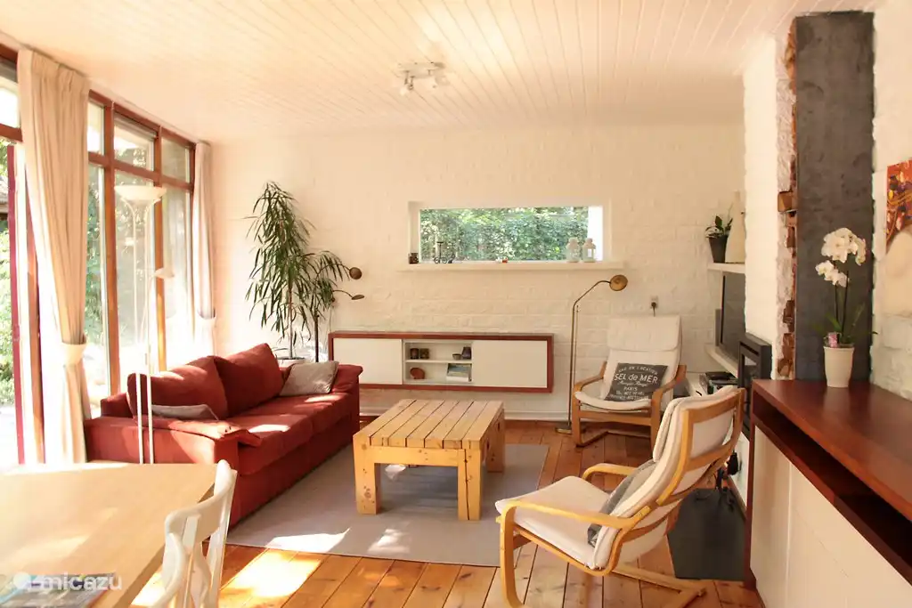 Ein geräumiges Esszimmer mit Terrassentüren zur Terrasse. Und Lebens