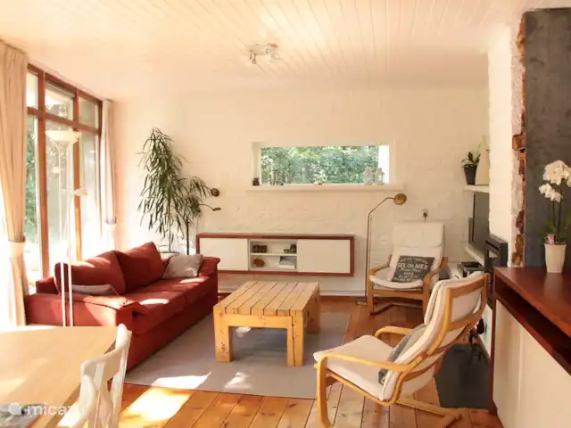 Villa forestière 'De Veenhof' | Pays-Bas, Overijssel, Holten - maison de vacances Une salle à manger et un salon spacieux avec des portes-fenêtres donnant sur la terrasse.