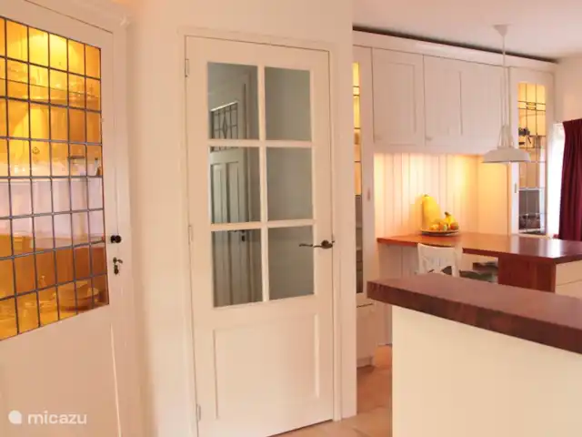 Villa forestière 'De Veenhof' | Pays-Bas, Overijssel, Holten - maison de vacances Petit-déjeuner copieux dans la chaleureuse cuisine campagnarde aux vitraux.