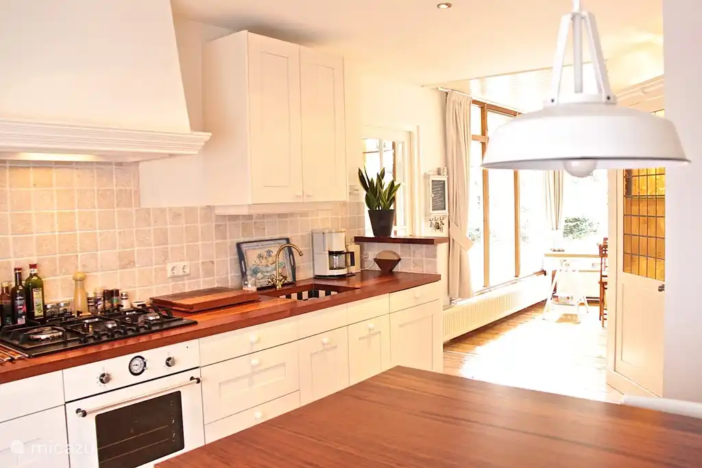 Und auch aus der Küche man kann dem Wald sehn.