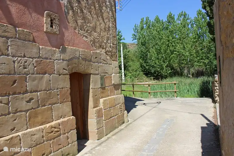 La porte de la maison est près du petit étang où buvait le bétail