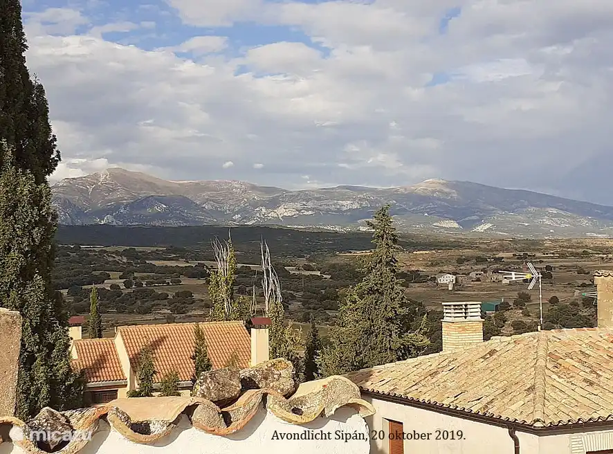 Lumière du soir sur la Sierra de Guara, depuis la terrasse de Casa Correo.