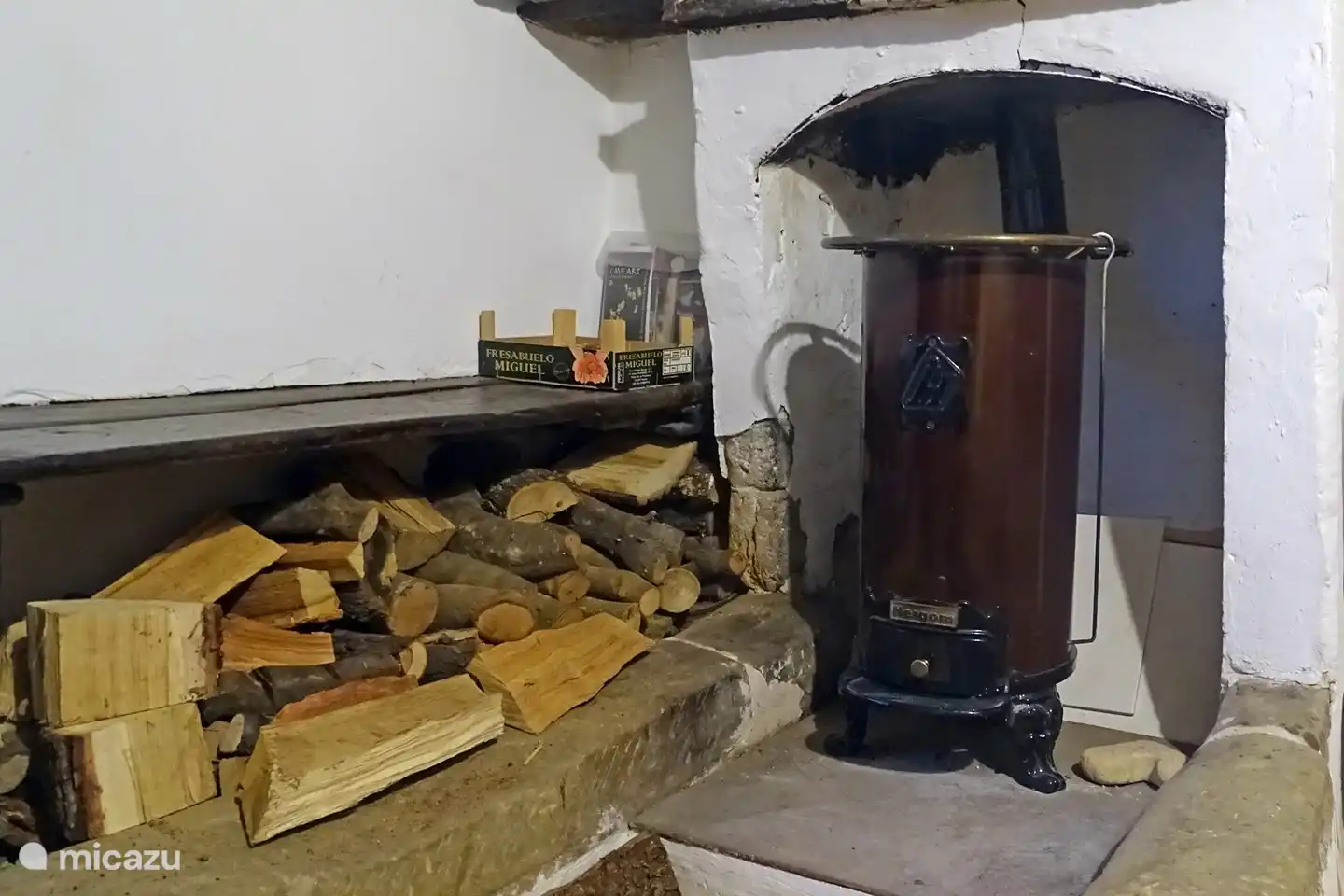 Le poêle à bois garde la maison au chaud.