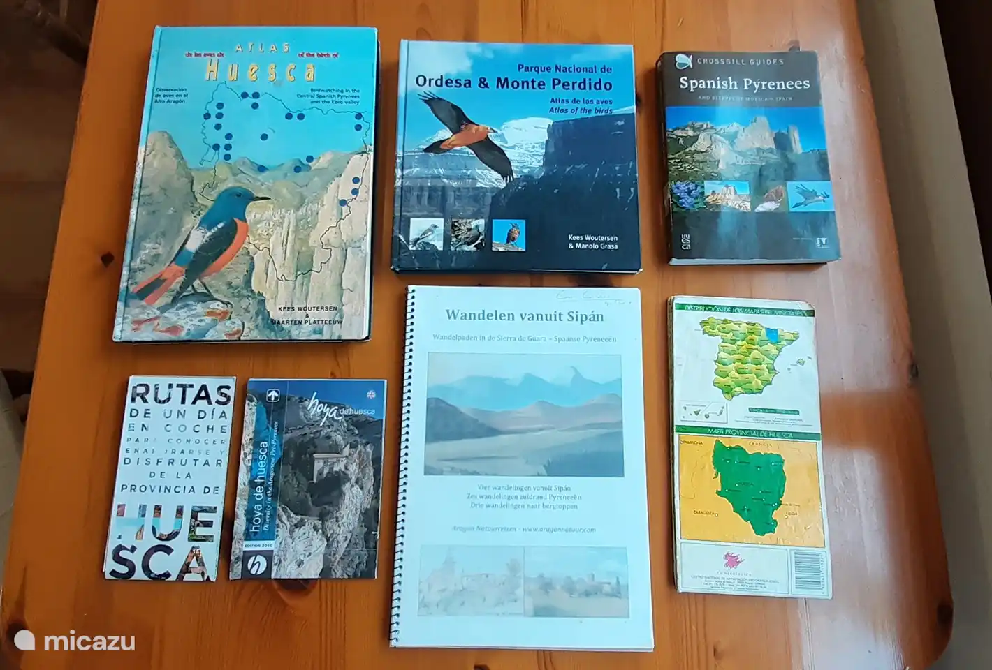 Cartes et livres sur la région.